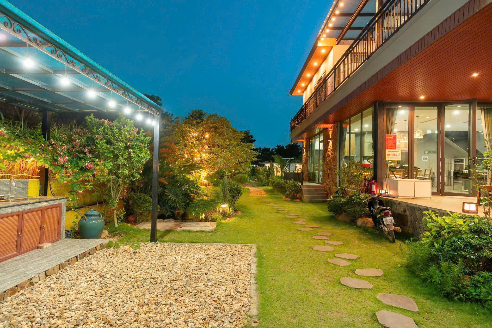 Trang trí đèn led mặt tiền